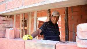 El constructor que hizo más de 100 casas en Roca volvió a la obra por su nieto