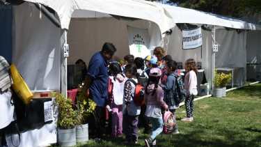 Los chicos de las escuelas comenzaron a llegar al predio dispuesto en plaza San Martín. Foto Juan Thomes
