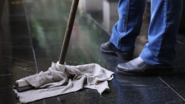 Empleadas domésticas con tareas específicas cobrarán un salario mensual mínimo de $140.000. Foto: Juan Thomes.-