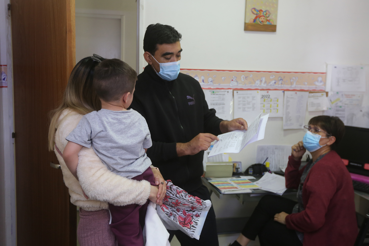 La vacunación continúa en diferentes hospitales de la provincia. Foto Archivo: Juan Thomes