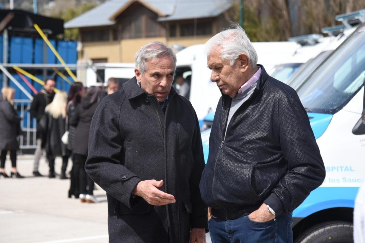 El exgobernador participó junto al líder petrolero de la inauguración del nuevo hospital. Foto: Florencia Salto.