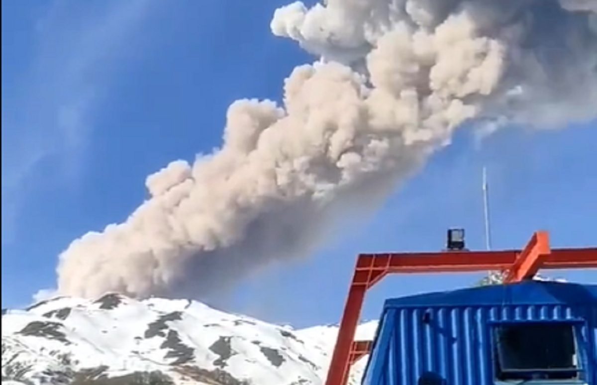 Las personas que estaban en la zona del volcán registraron el pulso eruptivo del volcán Chillán. (Captura).-