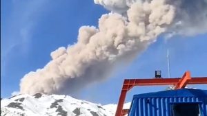 Video: la impresionante columna de un volcán cercano a Neuquén
