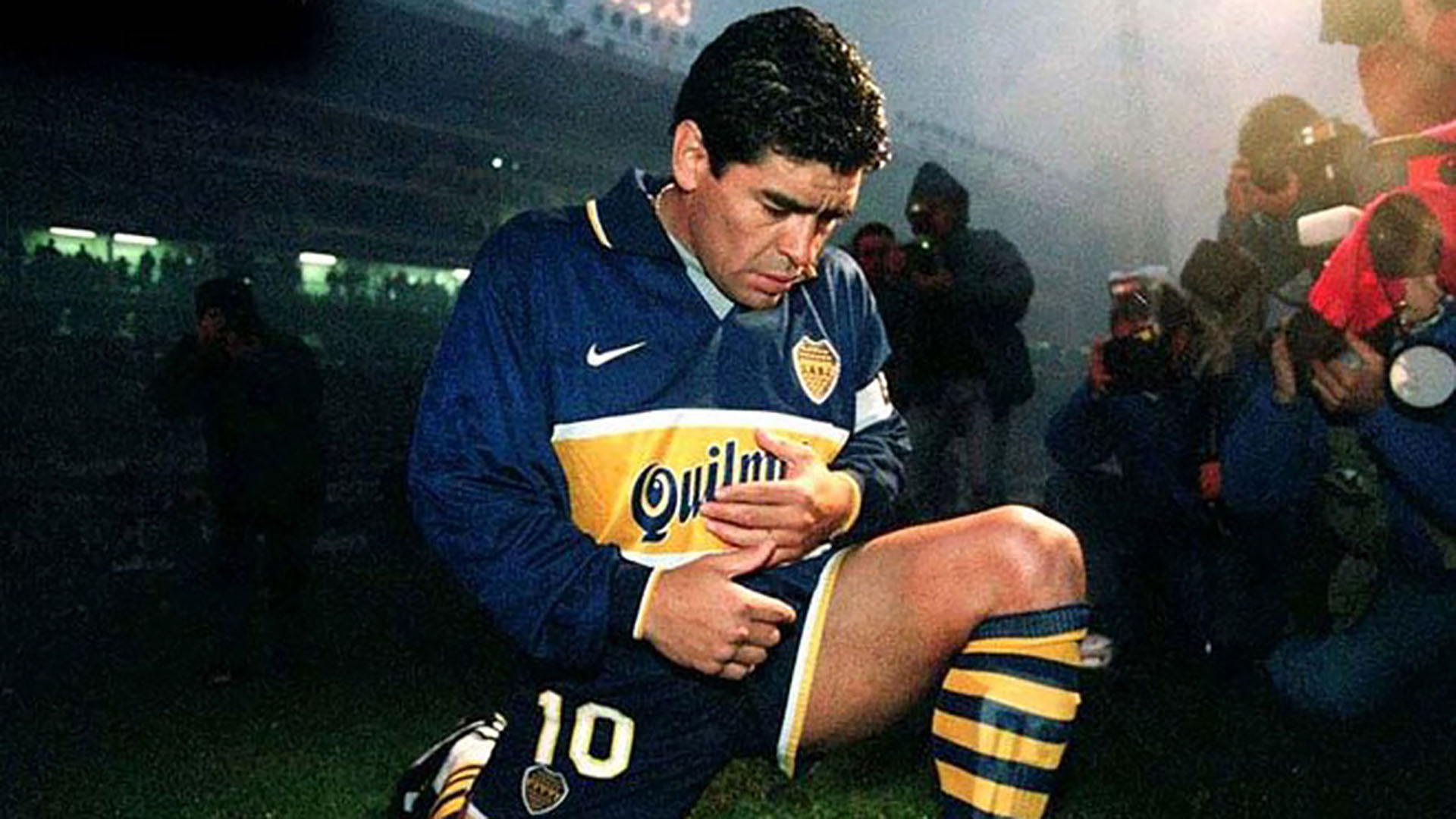 Diego Maradona jugó su último partido como profesional ante River en el Monumental.