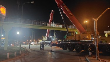 Personal de Defensa Civil de la provincia supervisó los trabajos contratados para el retiro de dos tramos de la mole de homigón sobre la ruta 7 (fotos de Facebook)