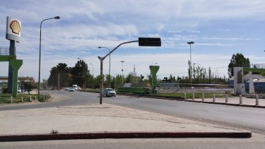 Con gruas especializadas y maquinarias pesadas se retiraron dos tramos de la pasarela aérea sobre la ruta 7, además de la base dañada por el camión  (foto Facebook)