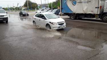 Hoy volvieron a registrarse desbordes. Foto Benjamín Ríos