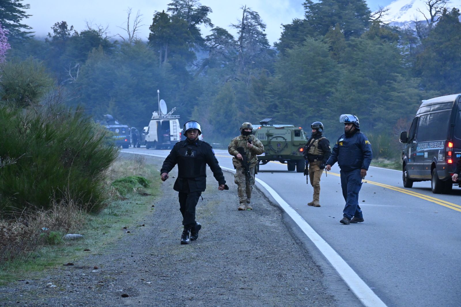Fuerzas federales comenzaron el operativo de desalojo en Villa Mascardi antes de las 8 de la mañana. Foto: Chino Leiva