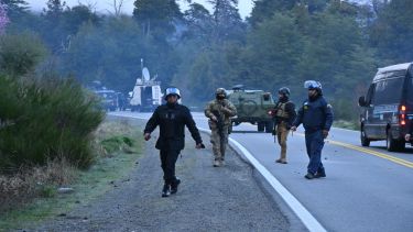 Fuerzas federales comenzaron el operativo de desalojo en Villa Mascardi antes de las 8 de la mañana. Foto: Chino Leiva