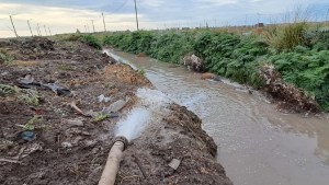 Tuvieron que implementar un sistema alternativo para evacuar el agua de las lluvias en barrios de Viedma