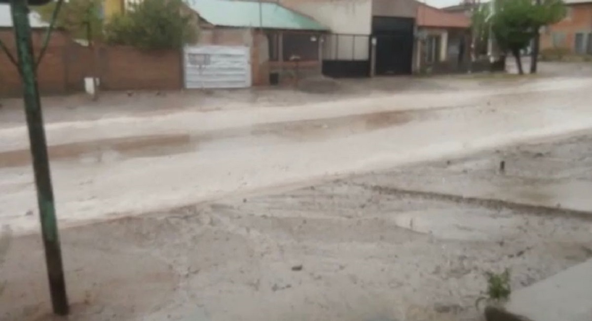 La caída de granizo y la tormenta generó destrozos en Rincón. (Foto: captura video-Emilio Gonzalez)