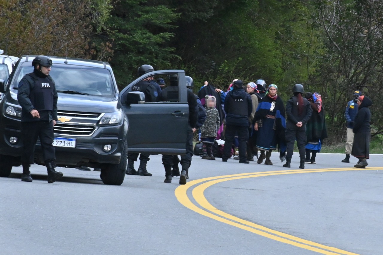 En el allanamiento del 4 de octubre pasado, que ejecutaron efectivos de fuerzas federales por orden de la magistrada Silvina Domínguez, detuvieron a 7 mujeres mapuches de las cuales 4  permanecen con prisión domiciliaria. (foto archivo Alfredo Leiva)