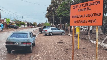 Bastante tiempo después del amparo judicial concedido a vecinos, se realizan tareas de saneamiento y adoquinado. Foto Martín Brunella