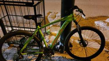 La bicicleta y las pertenencias del joven fueron resguardadas por la policía. 