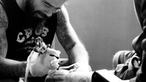 Estrenan el documental sobre Cristian Benvenuto, el tatuador cipoleño considerado uno de los mejores del mundo