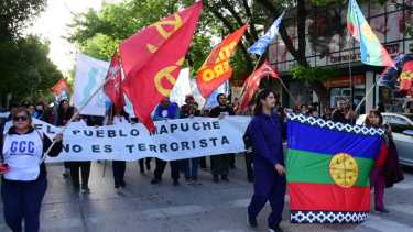 Los movimientos sociales marcharon pasadas las 18 horas. Foto Andrés Maripe