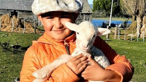 El gaucho más tierno: Benja rescata corderitos abandonados y los cuida en el campo en Chubut