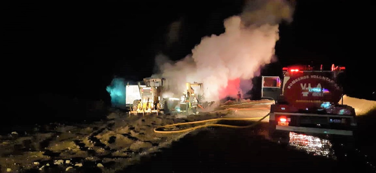 La quema de maquinaria se repite en la zona cordillerana. Hace una semana, ocurrió un hecho similar en el cerro Otto, Bariloche. Foto: gentileza