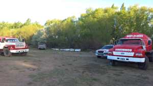Tres dotaciones de bomberos sofocaron un incendio de pastizales en una zona rural de Roca