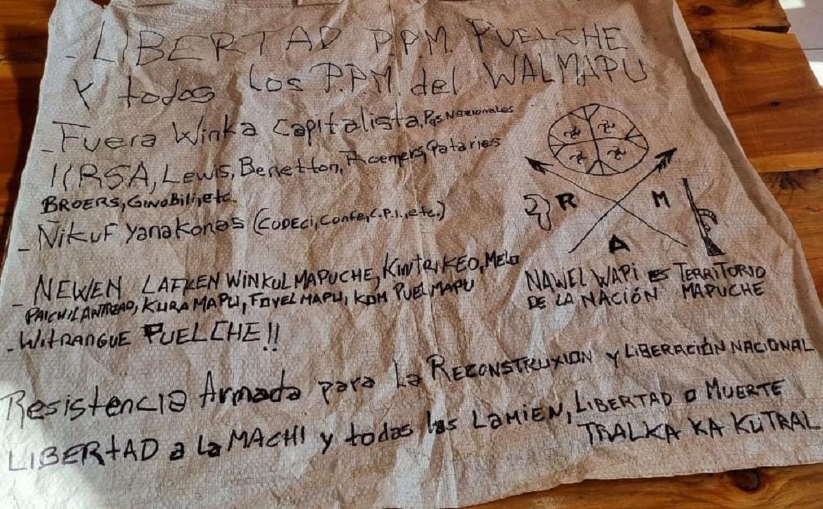 Este es el cartel de grandes dimensiones que se encontró cerca del ataque incendiario en Villa La Angostura. 
