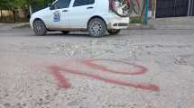 Imagen de Indignados, los vecinos salieron a numerar cada uno de los baches de su barrio en Roca