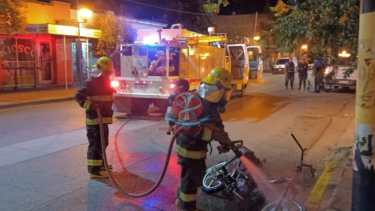 Un conductor incendió su propia moto para evitar que se la llevaran en Roca.   Foto Gentileza Bomberos Voluntarios.