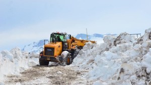 Así despejan la nieve entre Caviahue y Copahue de cara a un verano en las termas con alto nivel de reservas