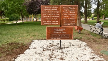 Los nombres de 17 víctimas del terrorismo de Estado que vivieron en Cipolletti. Foto: Florencia Salto.