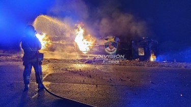 Un camión cisterna se incendió tras volcar cerca de Rincón de los Sauces. Foto: Gentileza.  