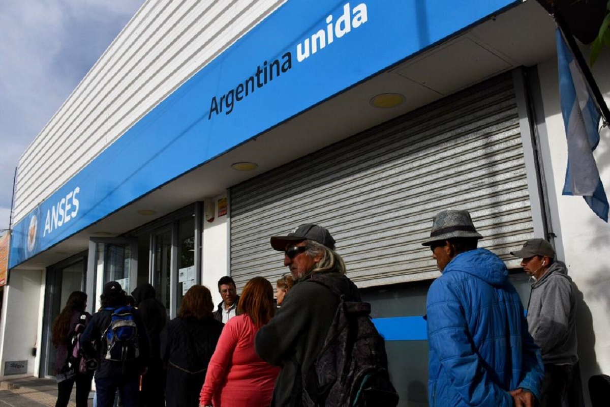 En Neuquén, una de las oficinas de ANSES ya tenía fila para entrar desde muy temprano. (Foto Matías Subat).-
