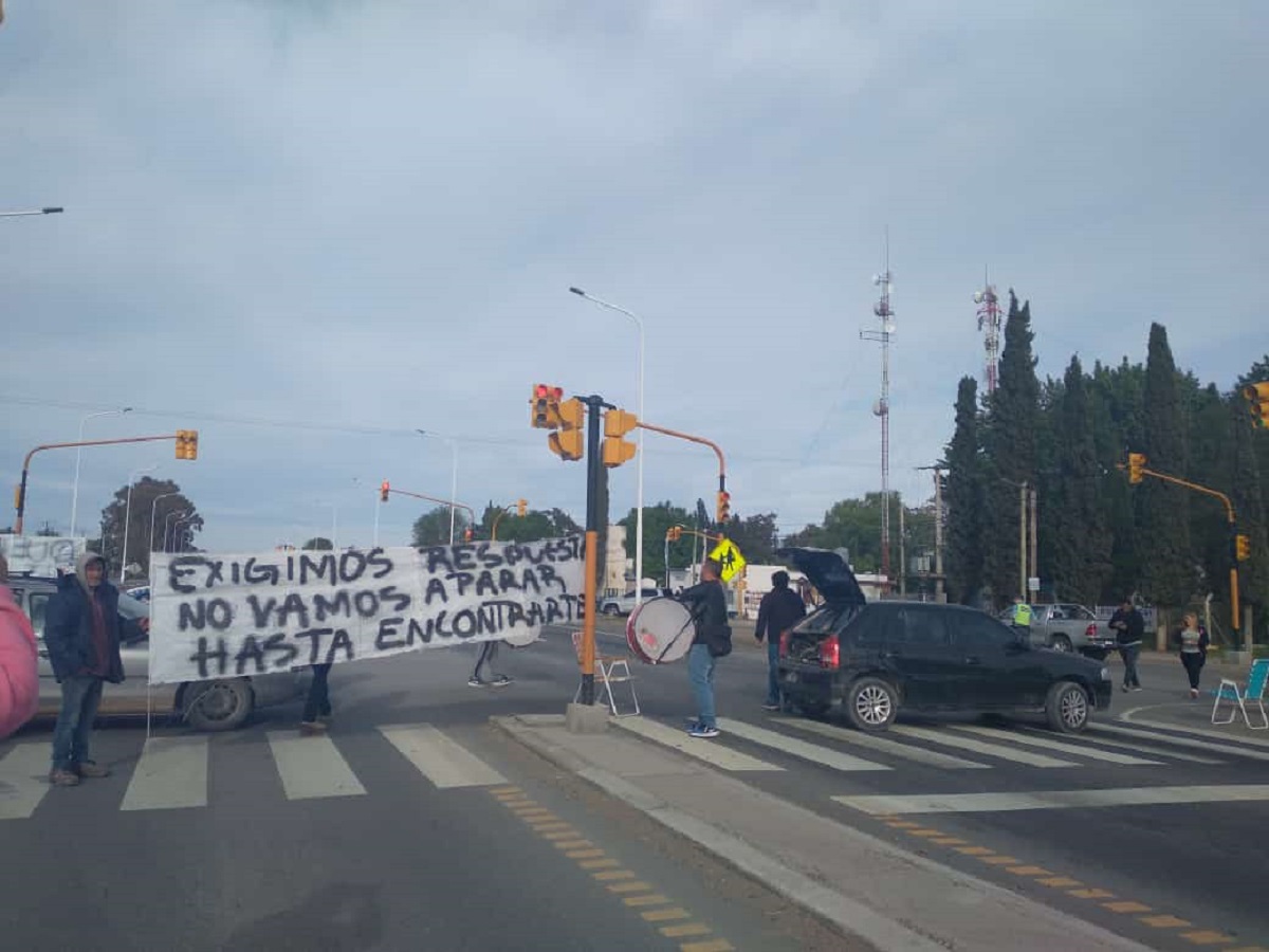 Familiares y vecinos cortan la ruta 22 en reclamo por respuestas sobre la desaparición de un joven. Foto: Gentileza. 