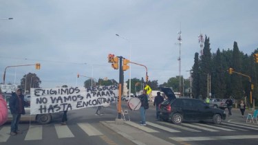 Familiares y vecinos cortan la ruta 22 en reclamo por respuestas sobre la desaparición de un joven. Foto: Gentileza. 