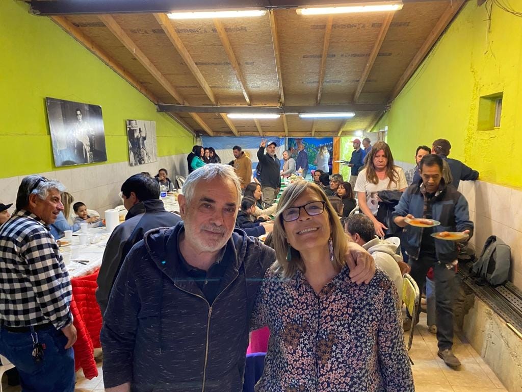 Osvaldo Nemirovsci y  Silvia Horne, durante la reunión realizada el sábado en la Biblioteca Néstor Kirchner de Bariloche.