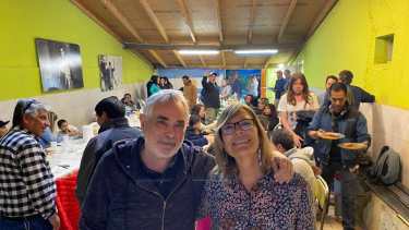 Osvaldo Nemirovsci y  Silvia Horne, durante la reunión realizada el sábado en la Biblioteca Néstor Kirchner de Bariloche.