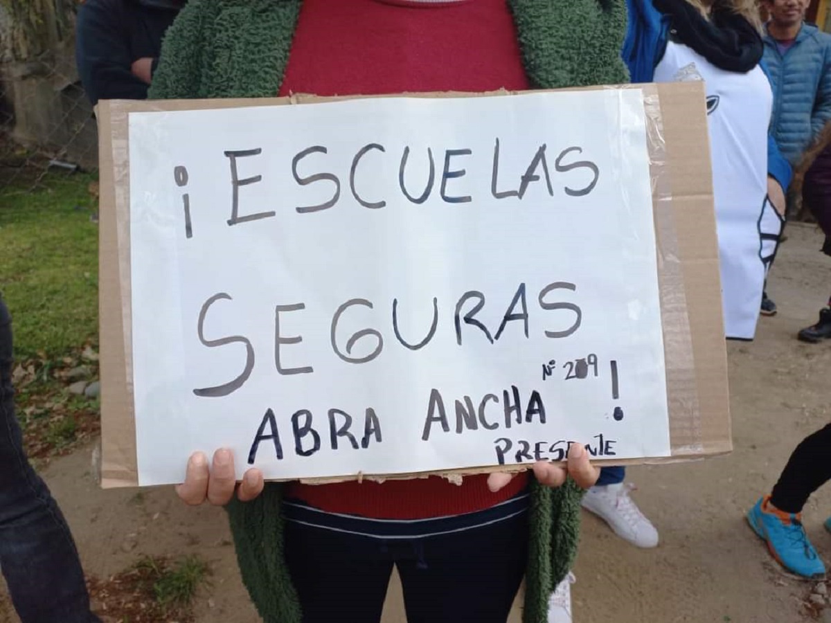 Por la explosión, marcharon y exigieron "escuelas seguras". Foto: Gentileza. 