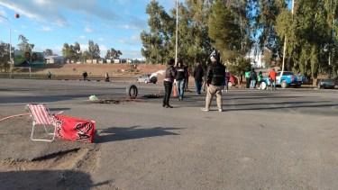 Continua el corte de la Ruta 7 por trabajadores del hospital de Centenario. Foto: Gentileza