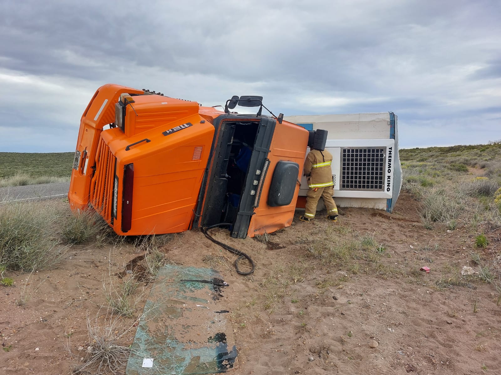 Por el fuerte viento volcó un camión que trasladaba carne en Picún Leufú. Foto Gentileza