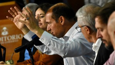 Esta mañana, en la conferencia convocada para seguir explicando el presupuesto, se anunciaron a los nuevos ministros. (Foto Matías Subat).-