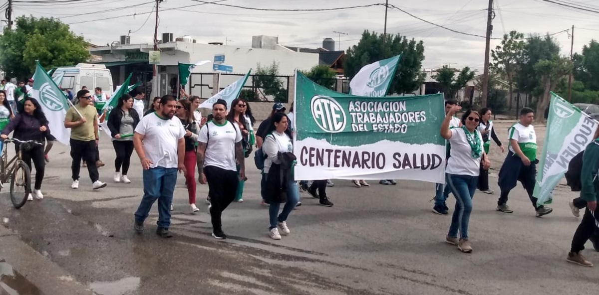 Trabajadores estatales de Centenario y Vista Alegre marcharon este viernes Foto: Gentileza. 