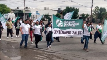Trabajadores estatales de Centenario y Vista Alegre marcharon este viernes Foto: Gentileza. 