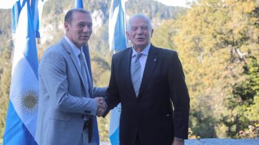 El gobernador tuvo el primer contacto días atrás en Villa La Angostura con Josep Borrell. Foto: gentileza.