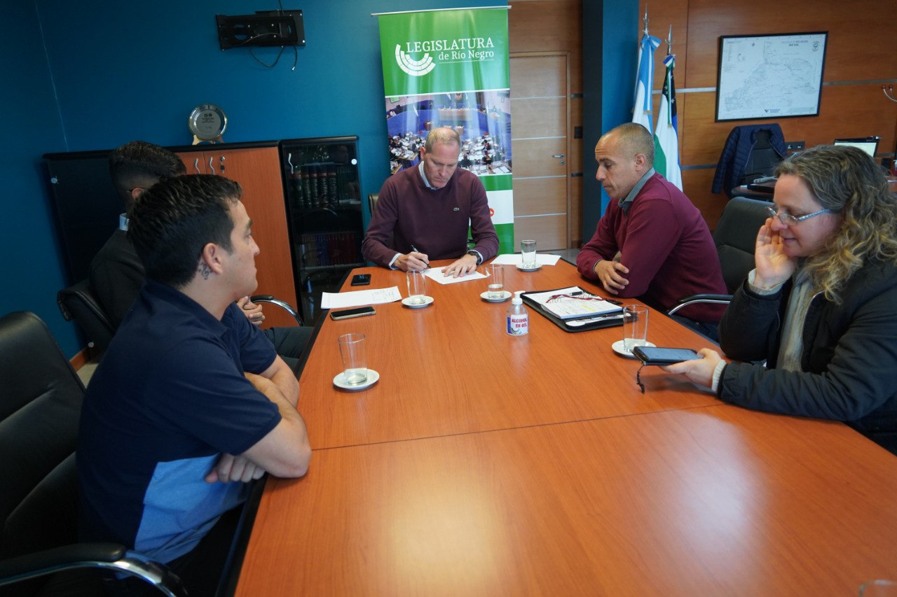 La reunión se desarrolló hoy y fue encabezada por el presidente de la Legislatura Alejandro Palmieri y el  secretario general de la Asociación de Empleados Legislativos -APEL-, Gustavo Morón.