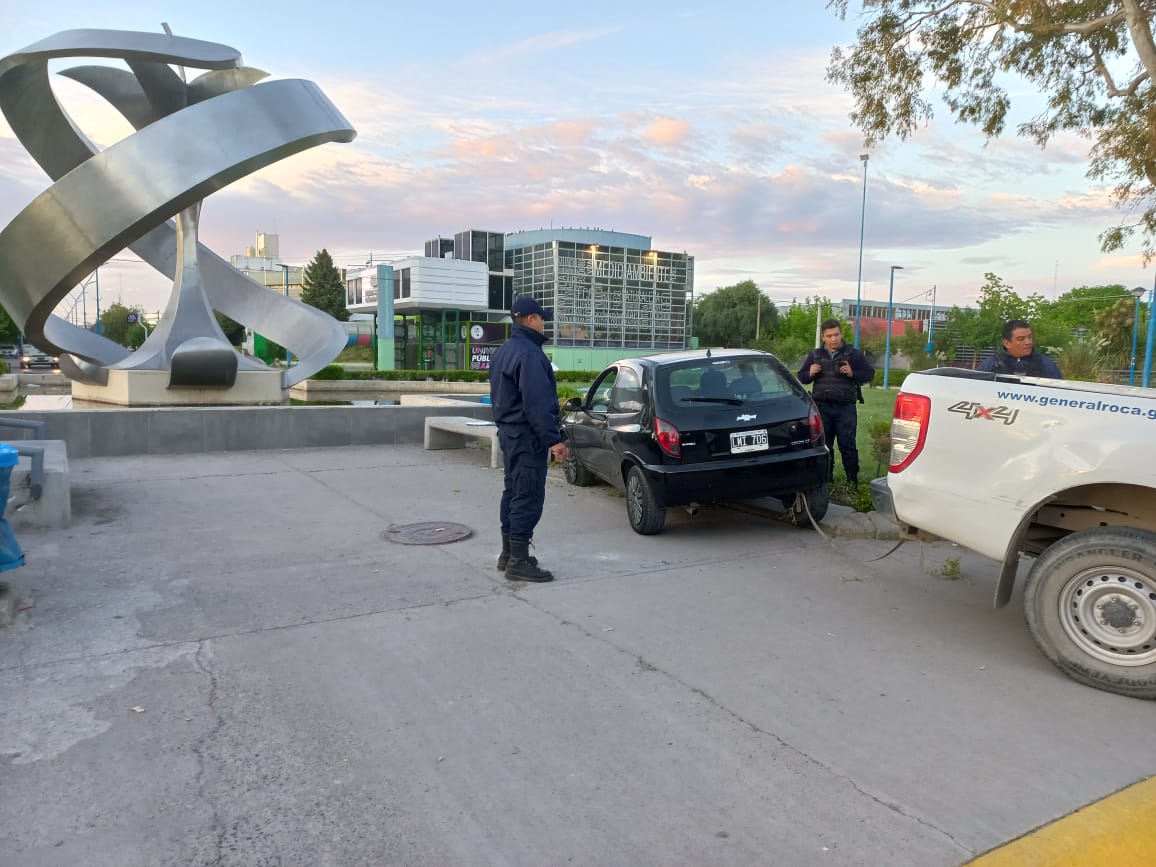 Un auto terminó arriba de la Manzana. 