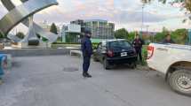 Imagen de Perdió el control del auto y chocó contra el Monumento a la Manzana en Roca