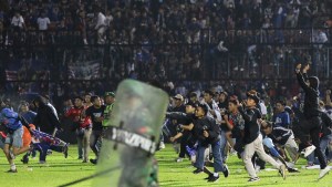 Indonesia: más de 120 muertos por enfrentamientos en un partido de fútbol