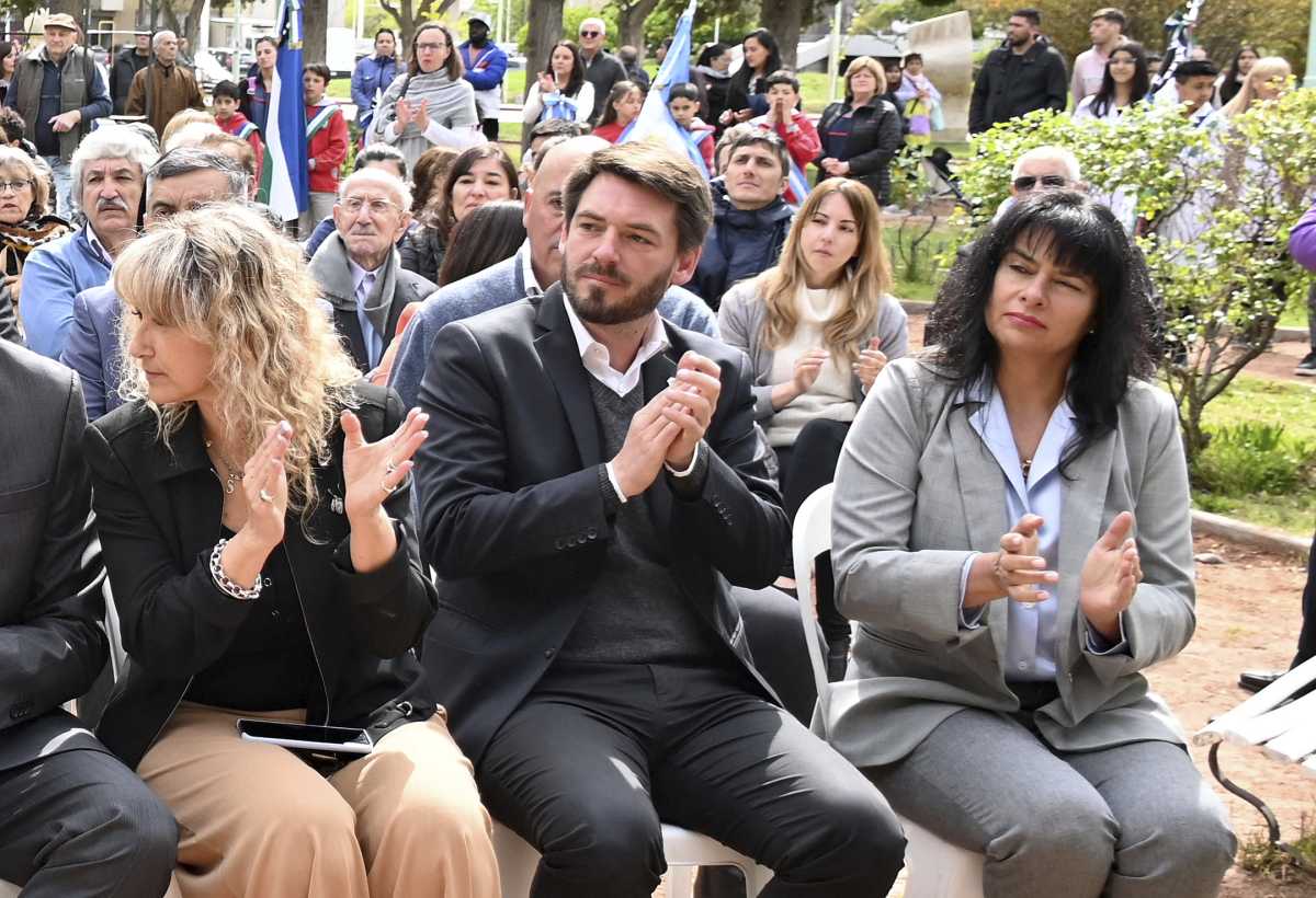 Rodrigo Buteler en el aniversario de Cipolletti junto a la presidenta del CD Silvana Larralde y la secretaria de Energía  Andrea Confini. Foto Archivo. 