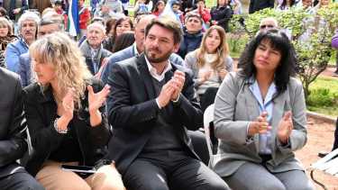 Rodrigo Buteler en el aniversario de Cipolletti junto a la presidenta del CD Silvana Larralde y la secretaria de Energía  Andrea Confini. Foto Archivo. 