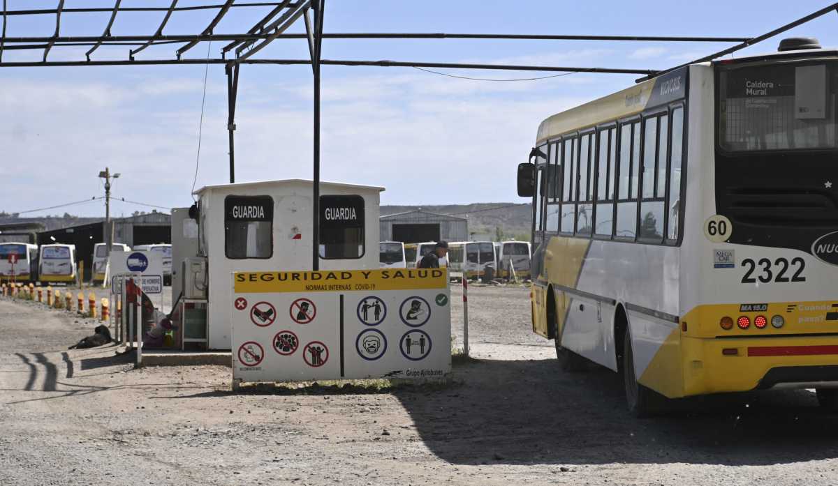 La base de Autobuses Neuquén fue denunciada por los vecinos por ruidos molestos (foto Florencia Salto)