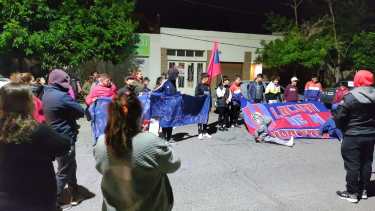 Vigilia en el club carcelero de Roca por la reincorporación de dos entrenadores. Foto: gentileza