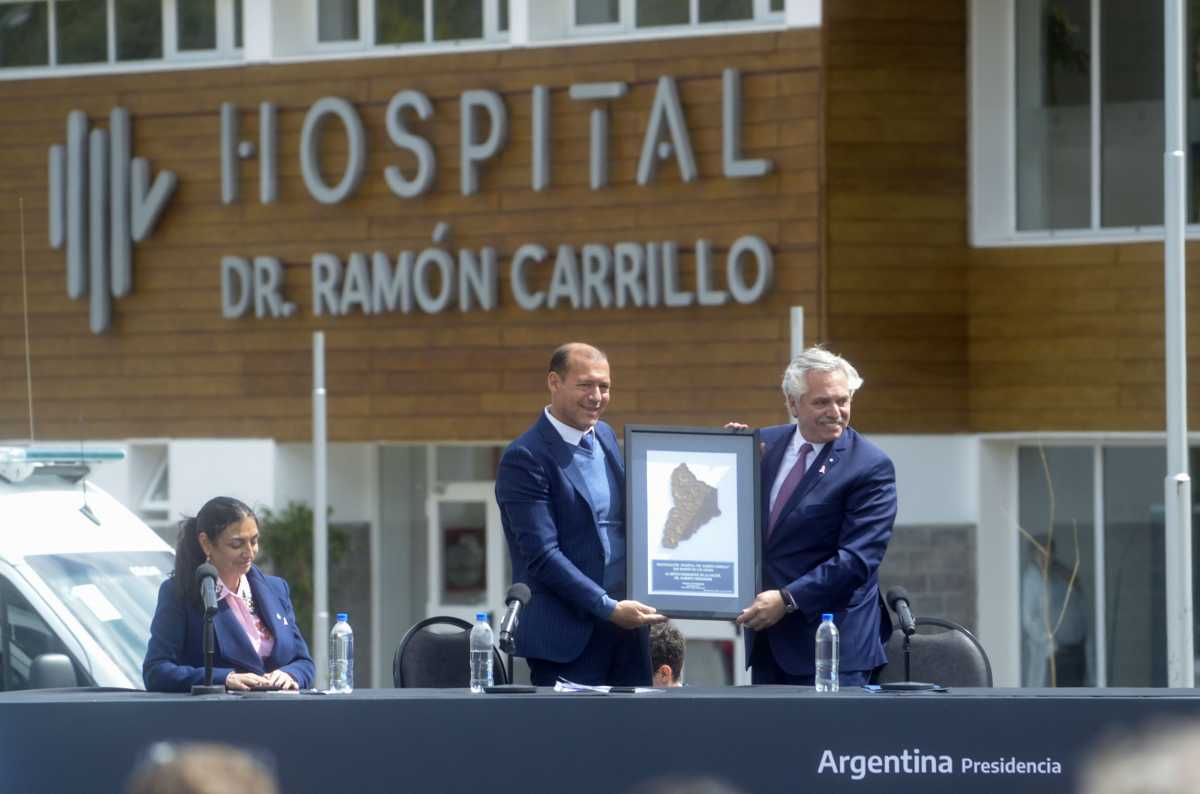 El presidente Alberto Fernández recibió un presente del gobernador Omar Gutiérrez. Foto: Patricio Rodríguez.